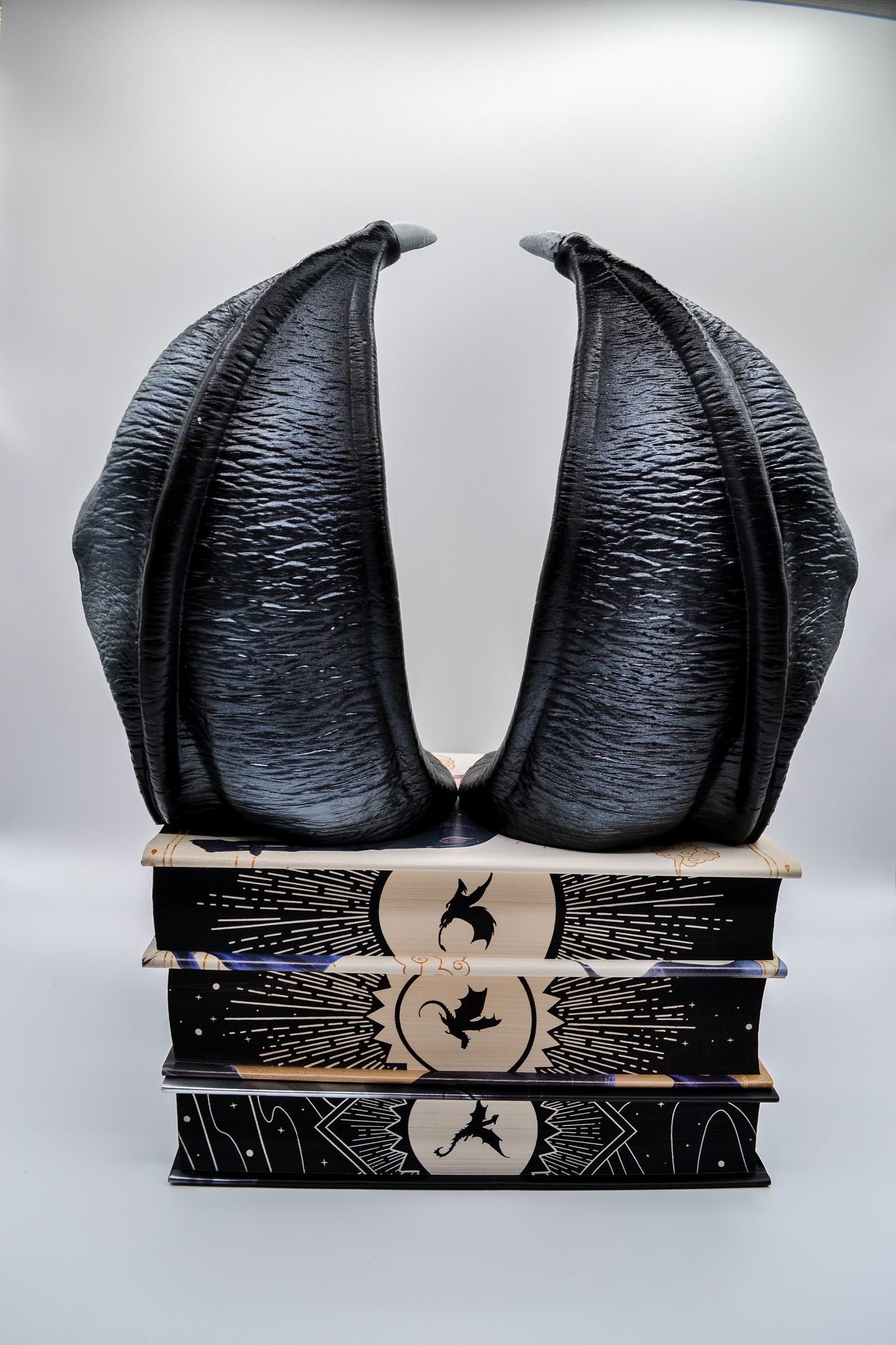 Hand-Painted 3D Printed Dragon Bookends – Majestic Fantasy Display for Your Shelf